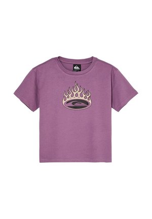 Fioletowy t-shirt z krótkim rękawem i okrągłym dekoltem, z beżową grafiką płomienia nad czarnym owalem z falowym logo na środku.