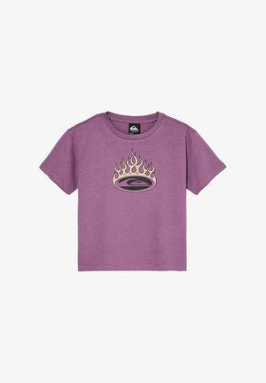Lilla kortærmet T-shirt med rund halsudskæring og beige flammemotiv over en sort oval med en bølge-logo i midten.