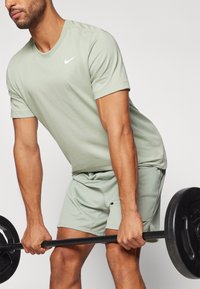 Nike Performance CREW SOLID - Spordi T-särk - jade horizon