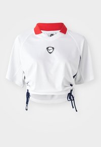T-shirt blanc à manches courtes avec col rouge, présentant un logo noir triangulaire. Cordon de serrage ajustable à l'ourlet.