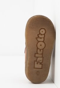 Semelle de chaussure en cuir tan avec des rainures texturées et l'empreinte "Falcotto" en lettres majuscules, taille 20 marquée au fond.