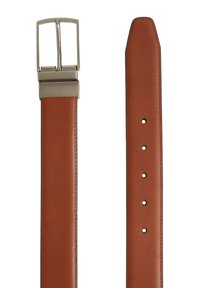Rjav usnjen pas s srebrno kovinsko zaponko. Ima več lukenj za prilagoditev, gladko teksturo in ravne robove.