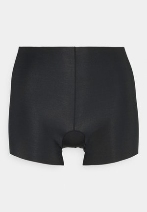 Shorts hipster neri realizzati in tessuto liscio. Presentano un taglio a forma di cerchio al centro, una vita dritta e dettagli di cucitura minimali.