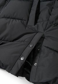 Czarna kurtka puchowa z pikowanym wzorem, z napami i gładką teksturą materiału. Skoncentrowana na ciepłu i izolacji.