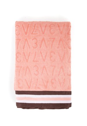 Asciugamano in spugna rosa con lettere in rilievo e una banda marrone in basso con strisce bianche e rosa. Texture morbida, forma rettangolare.