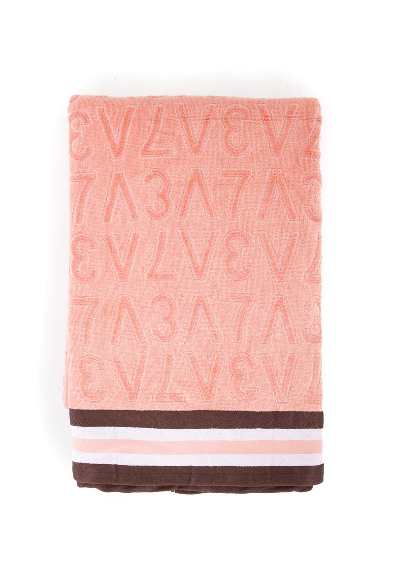 Asciugamano in spugna rosa con lettere in rilievo e una banda marrone in basso con strisce bianche e rosa. Texture morbida, forma rettangolare.