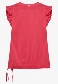 Top rosso a maniche corte con maniche arricciate e orlo arricciato. Realizzato in tessuto morbido con una texture liscia. Senza chiusure visibili.