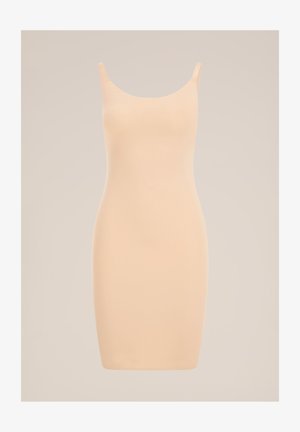Abito aderente beige senza maniche con scollo a giro, silhouette sagomata e orlo al ginocchio su sfondo neutro.