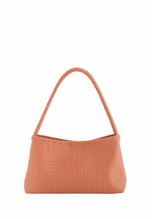 Petit sac à main rectangulaire avec une seule bandoulière tressée, présentant une texture de cuir tissé dans une couleur orange atténuée.