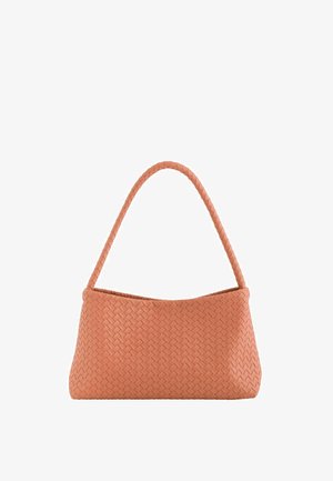 Pequeño bolso rectangular con una sola correa trenzada, con textura de cuero tejido en un color naranja apagado.
