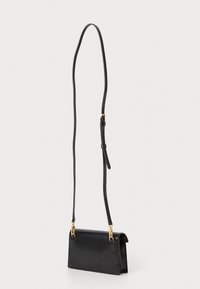 Sac à main en cuir noir de forme rectangulaire, à la texture lisse et équipé d'une longue bandoulière réglable. Possède des accents en métal doré.