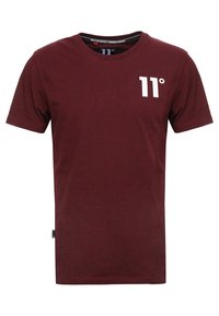 Bordová tričko s krátkým rukávem a bílým logem "11°" na levém horním prsu a kulatým výstřihem.
