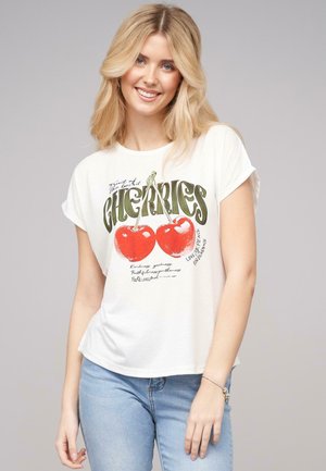 T-shirt blanc à manches courtes arborant un graphique de deux cerises rouges et un texte vert. Matière en coton doux avec une coupe décontractée.