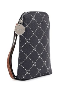 Wristlet in pelle nera texture con motivo geometrico argentato, chiusura con zip e una tracolla marrone. Presenta un'etichetta metallica rotonda.