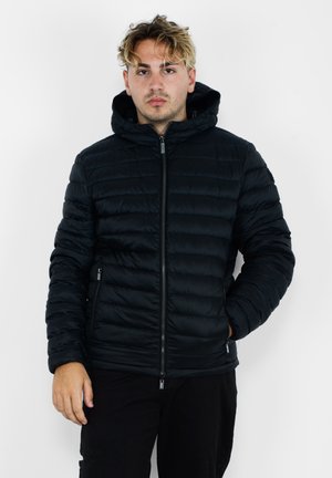 Giacca a vento nera con cappuccio, caratterizzata da un design trapuntato orizzontale, zip frontale e tasche laterali, realizzata in un materiale liscio e lucido.