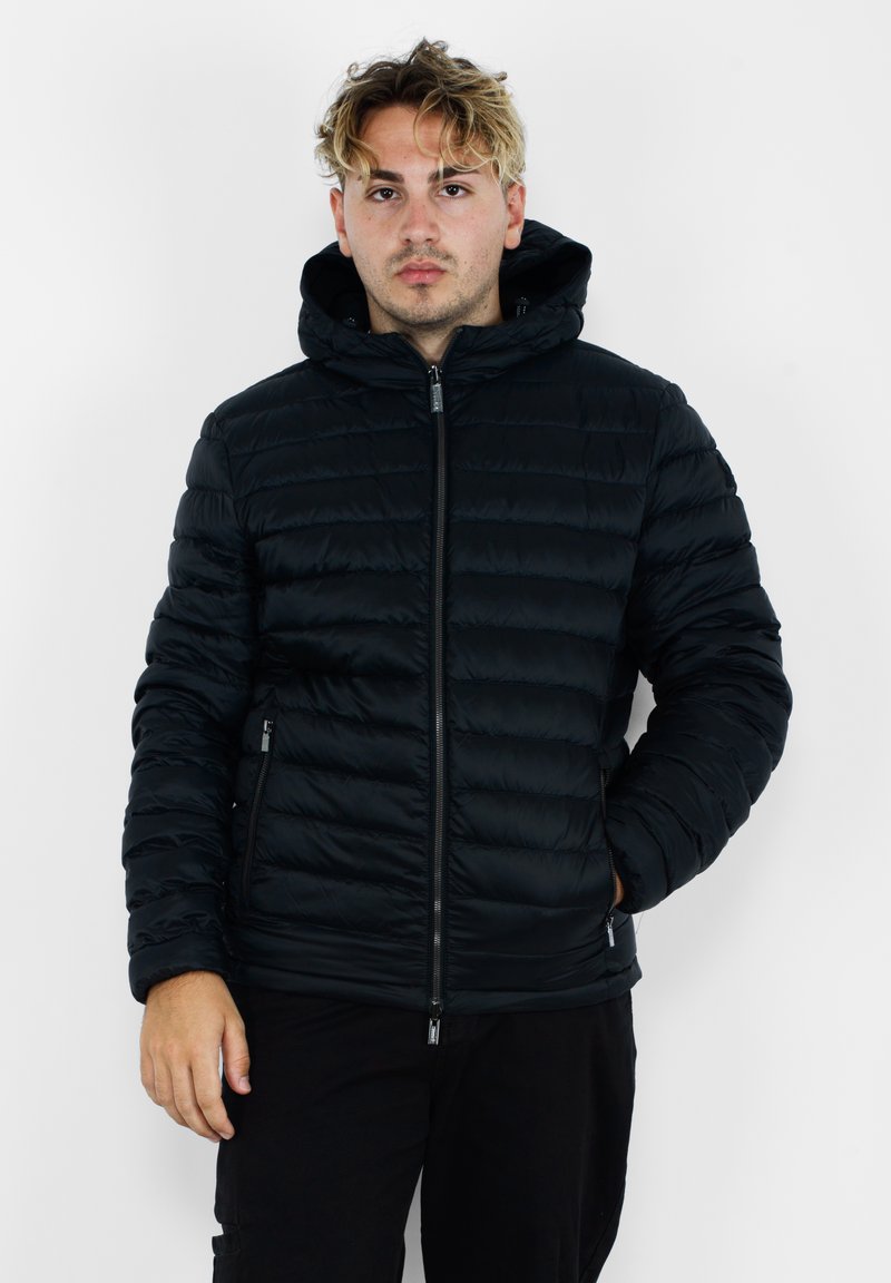 Giacca a vento nera con cappuccio, caratterizzata da un design trapuntato orizzontale, zip frontale e tasche laterali, realizzata in un materiale liscio e lucido.