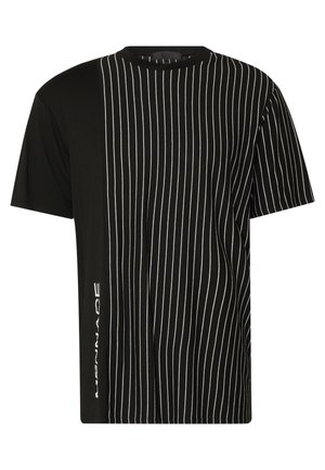 Musta t-paita, jossa on kontrastivärisiä valkoisia pystysuoria raitoja yhdellä puolella. Ominaisuudet: pyöreä kaula-aukko ja rento istuvuus. Teksti helmassa valkoisena.