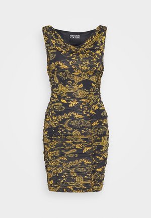 Czarna marszczona sukienka bez rękawów z złotymi wzorami barokowymi i paisley, metka Versace Jeans Couture przy dekolcie.