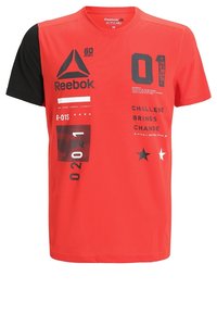 Camiseta corta roja con detalles en negro, que presenta estampados gráficos en negro, blanco y gris. Fabricada con un tejido transpirable.