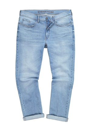 Lyseblå denimjeans med op rullede kant, fem lommer, lynlåslukning og delvist opknappet taljebånd med mærketekst indeni.