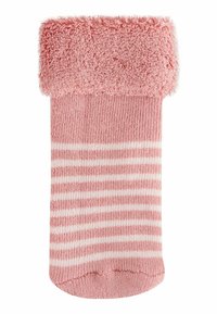 Chaussette rayée rose pâle et blanche avec un revers épais et texturé replié en haut.