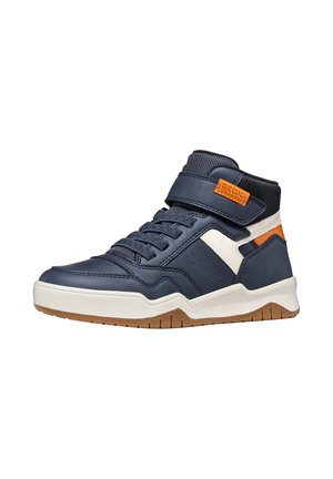 Baskets montantes bleu marine avec des accents blancs et orange, semelle marron, lacets et une sangle velcro estampillée Geox.