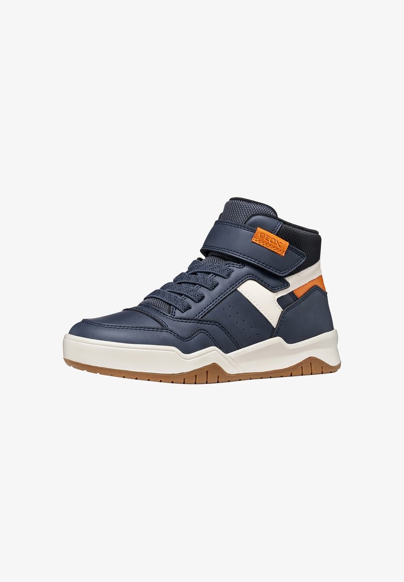 Baskets montantes bleu marine avec des accents blancs et orange, semelle marron, lacets et une sangle velcro estampillée Geox.
