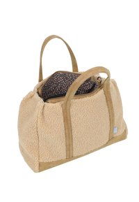Sac fourre-tout en peluche beige avec des accents en daim tan, des poignées en tissu doubles et un intérieur sombre à motif, doté d'une fermeture éclair et d'une texture douce.