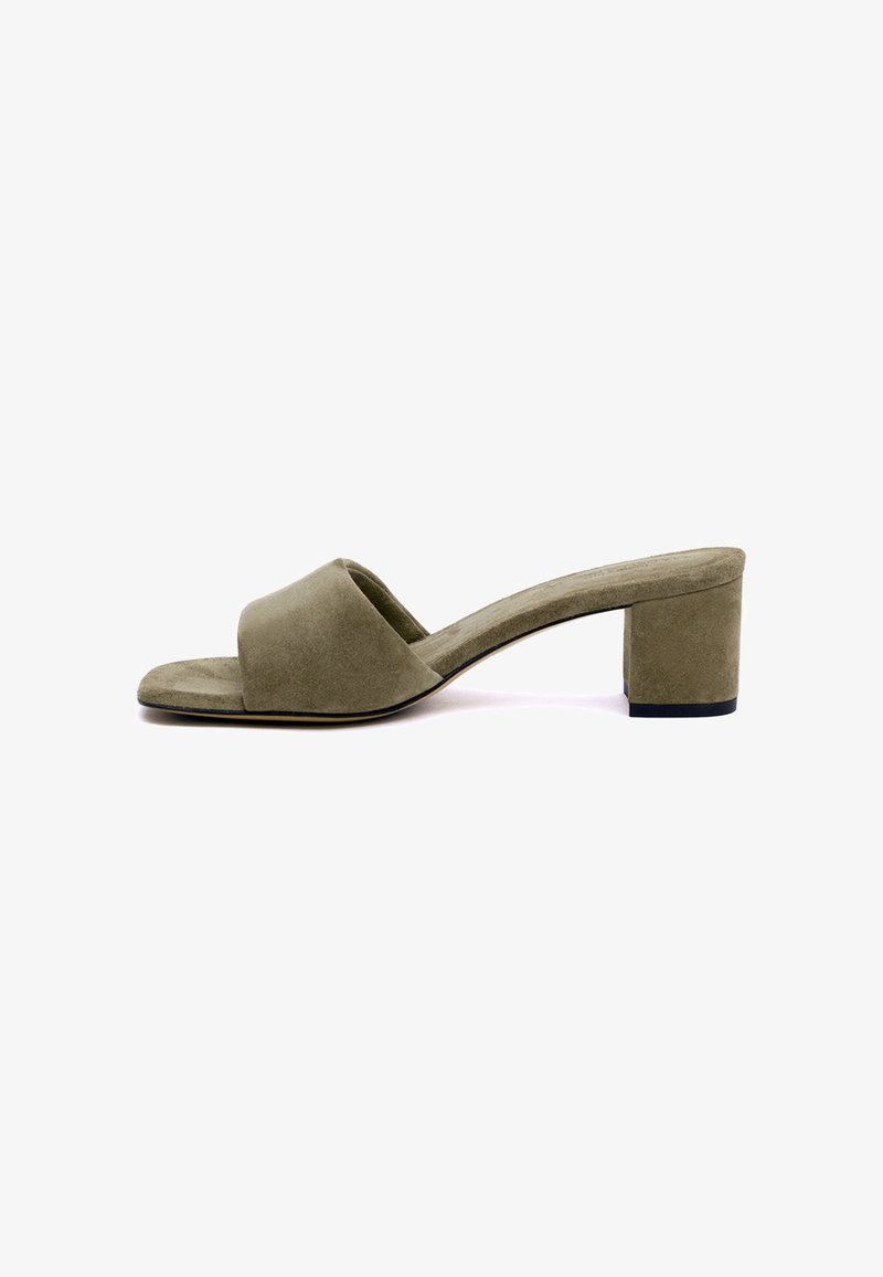 Sandalet con tacco a blocco in suede verde oliva, con punta aperta e ampia fascia sulla parte superiore del piede, caratterizzate da una texture liscia e un design minimalista.