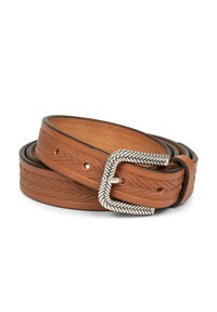 Cintura in pelle color cuoio con texture intrecciata, fibbia rettangolare in argento e numerosi fori per la regolazione. Parte inferiore liscia, design resistente.