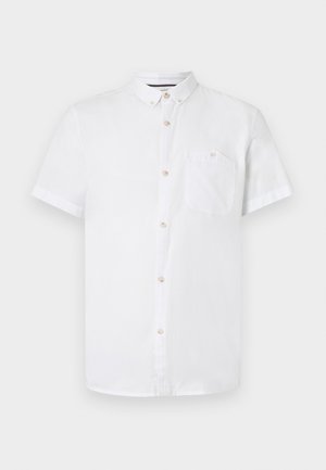 Chemise blanche à manches courtes en coton, avec un col boutonné, une poche poitrine et des détails en boutons en bois. Texture lisse.