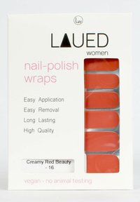 Nagellackwraps i krämig röd färg, sex ovala remsor visade på en klar bakgrund. Förpackningen har produktnamn och vegansk certifiering.