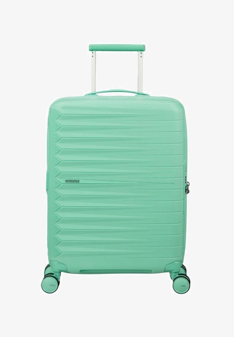 Valise rigide vert menthe avec poignée télescopique et quatre roues pivotantes, texture striée horizontale sur la surface avant.