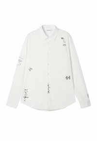 Camisa blanca de mangas largas con dibujos artísticos en negro y acentos de texto. Parte delantera abotonada, cuello clásico y dobladillo ligeramente curvado. Tejido suave.