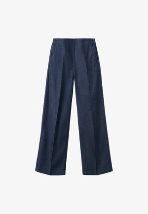Dunkelblaue Hose mit weitem Bein, vorderen Bügelfalten und Seitentaschen, aus denimähnlichem Stoff.