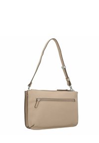 Bolso cruzado de piel marrón con correa ajustable, bolsillo frontal con cremallera, textura suave, forma cuadrada y detalles de costura sutiles.