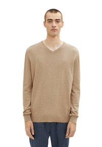 Brauner V-Ausschnitt Strickpullover mit langen Ärmeln, gerippten Bündchen und Saum. Weicher Stoff mit körpernahem Schnitt, versehen mit einem dezenten Logo auf der Brust.