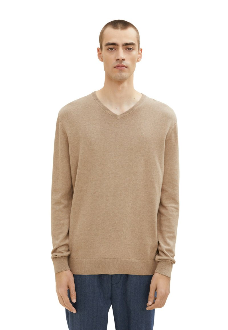 Brauner V-Ausschnitt Strickpullover mit langen Ärmeln, gerippten Bündchen und Saum. Weicher Stoff mit körpernahem Schnitt, versehen mit einem dezenten Logo auf der Brust.