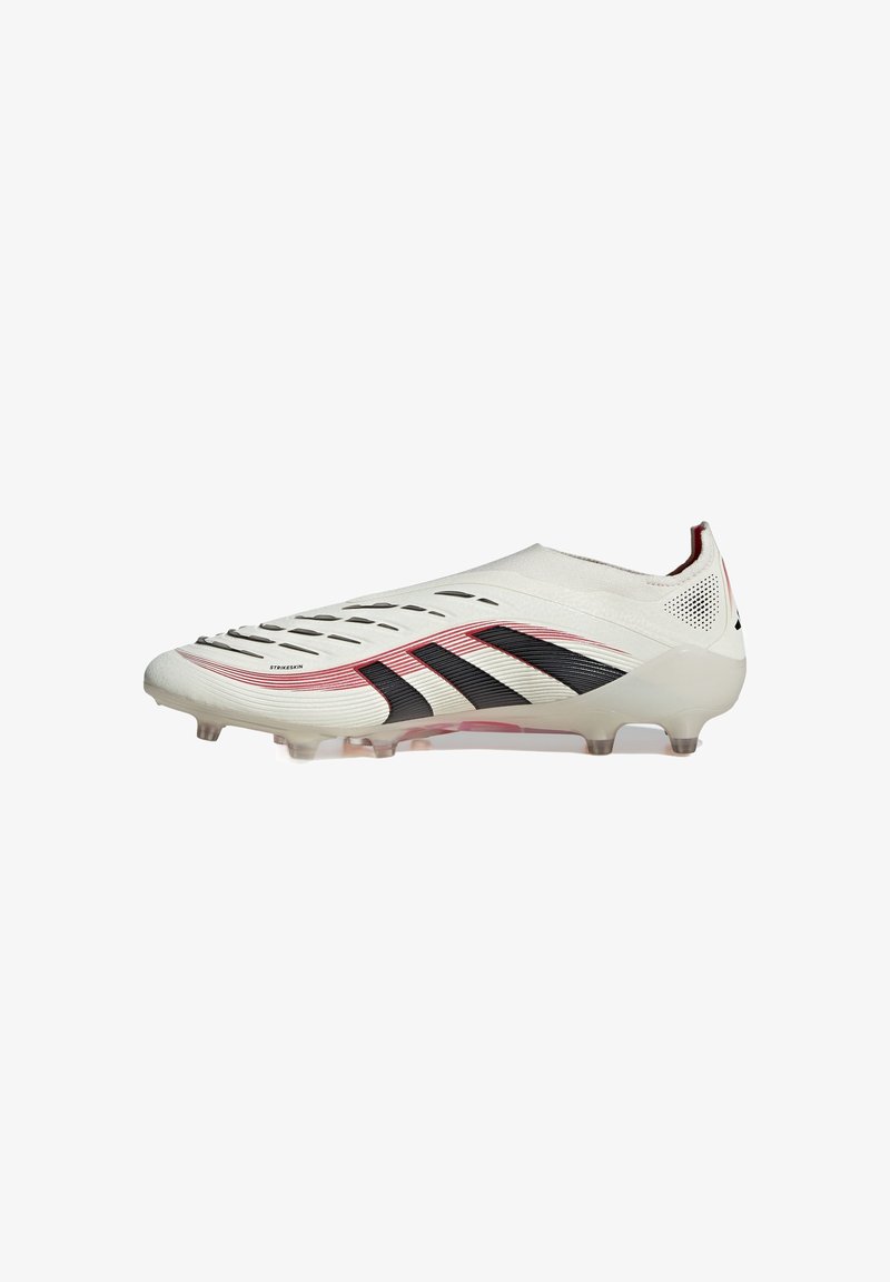 Botín de fútbol en blanco con detalles en negro y rosa, que presenta un diseño elegante, material sintético y orificios de ventilación visibles.