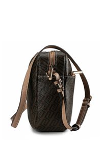 Bruine leren tas met een gegoten textuur en een geometrisch patroon, goudkleurige hardware, dubbele ritssluiting en een verstelbare beige riem.