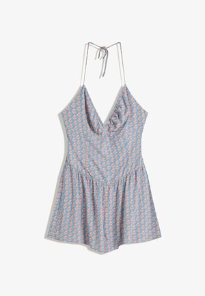 Sininen kukkamekko, jossa on syvä V-pääntie ja halterneck-hihnat. Siinä on kerätty hame, jossa on pieniä vaaleanpunaisia kukkakuoseja sinisellä taustalla.