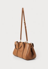 Borsa a mano in pelle marrone con doppio manico superiore, tracolla regolabile, hardware in tonalità oro e finitura sottile e testurizzata.
