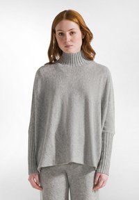 Hellgrauer, übergroßer Strickpullover mit einem gerippten Rollkragen und gerippten Ärmelbündchen, mit einer weichen Textur und lässiger Silhouette.