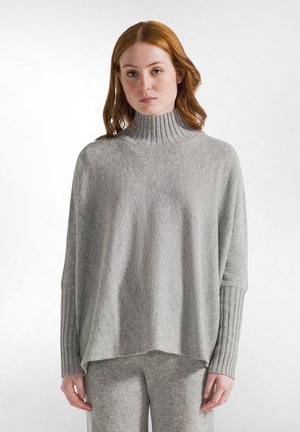 Hellgrauer, übergroßer Strickpullover mit einem gerippten Rollkragen und gerippten Ärmelbündchen, mit einer weichen Textur und lässiger Silhouette.