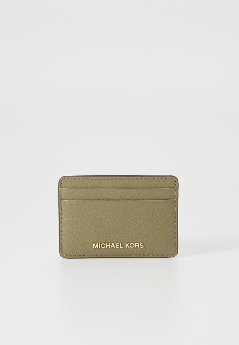 Portafoglio in pelle verde oliva con quattro scomparti per carte, superficie testurizzata e logo dorato "MICHAEL KORS" in basso. Forma rettangolare.