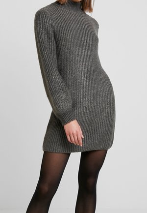 Robe tricot grise à côtes avec des manches longues et un col montant, présentant une silhouette ajustée et un tissu texturé.
