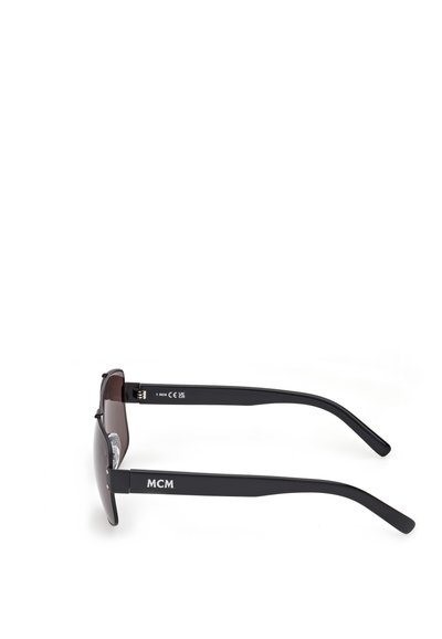 Ochelari de soare negri cu lentile dreptunghiulare, accente metalice și o finisare mată. Prezintă branding MCM pe brațe. Lentile întunecate.