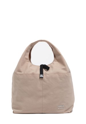 Borsa a mano in tessuto morbido beige con manico arrotondato, dettaglio della tracolla nera e logo "BIMBA Y LOLA" nell'angolo in basso a destra.