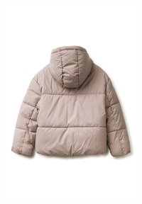 Kurtka ocieplana z kapturem w jasnobeżowym kolorze, z pikowanym wzorem i widocznym przeszyciem, elastycznymi mankietami oraz luźnym krojem.