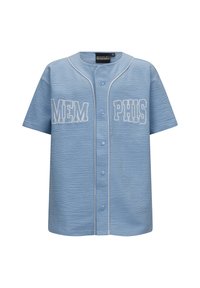 Jasnoniebieska, krótko rękawowa koszulka baseballowa z teksturowanej tkaniny, z białymi wykończeniami i napisem "MEM PHIS" drukowanym dużymi literami z przodu.